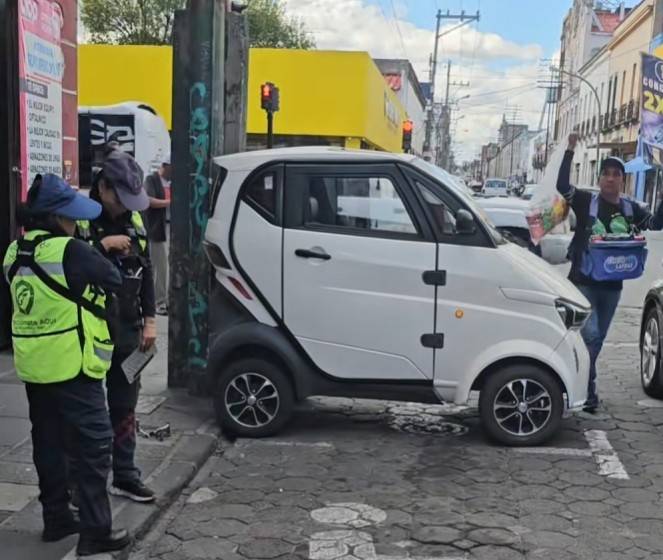 SSC Puebla aclara que autos el&eacute;ctricos no pueden estacionarse en espacios para motocicletas