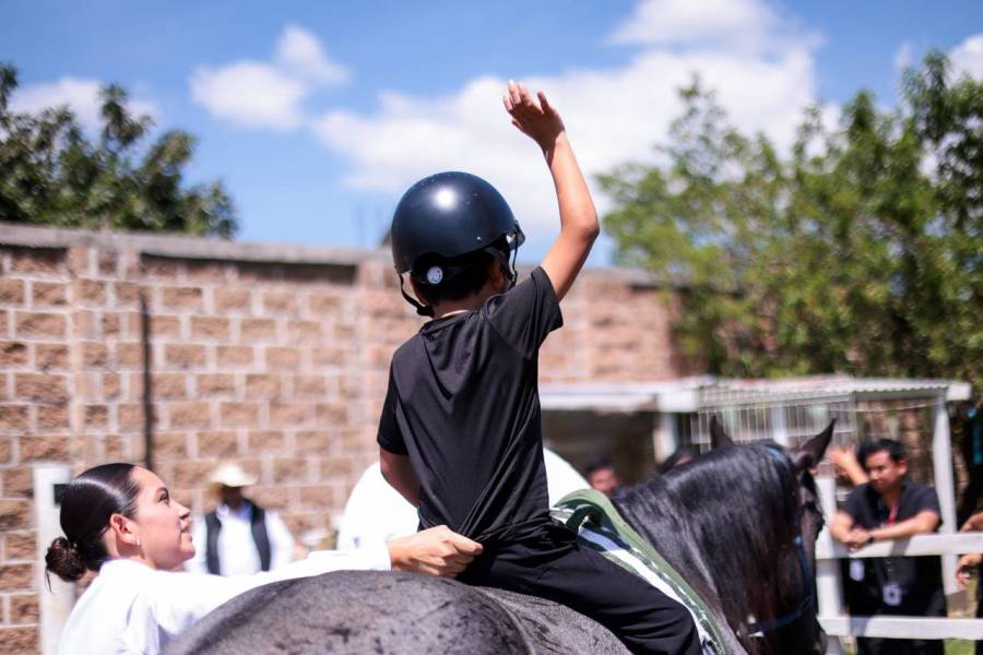 Lupita Cuautle ampl&iacute;a servicios de rehabilitaci&oacute;n con programa de equinoterapia