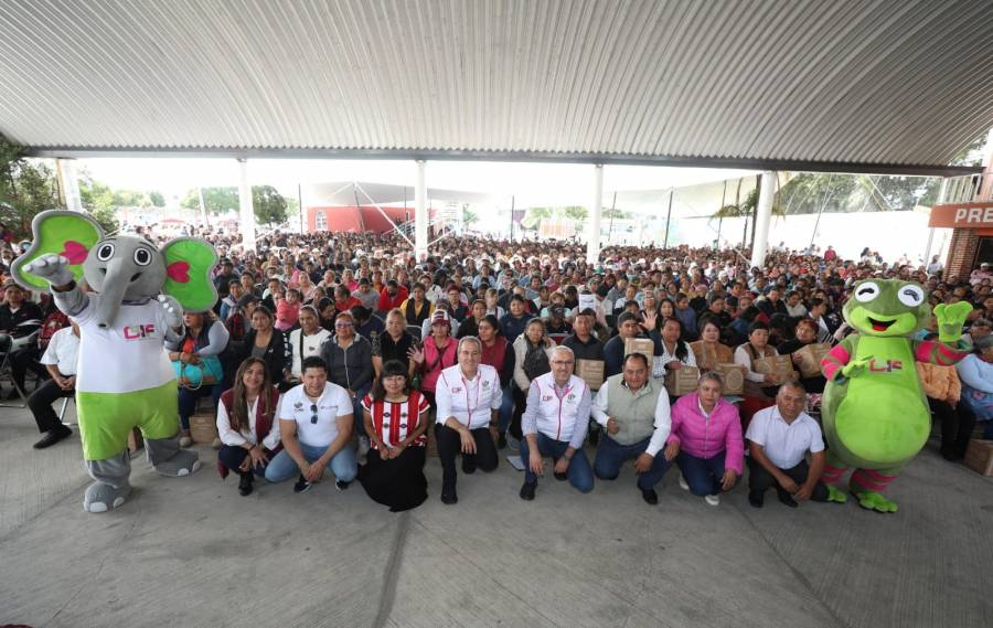 Entrega Pepe Chedraui apoyos del programa Alimentaci&oacute;n Imparable en Xonacatepec