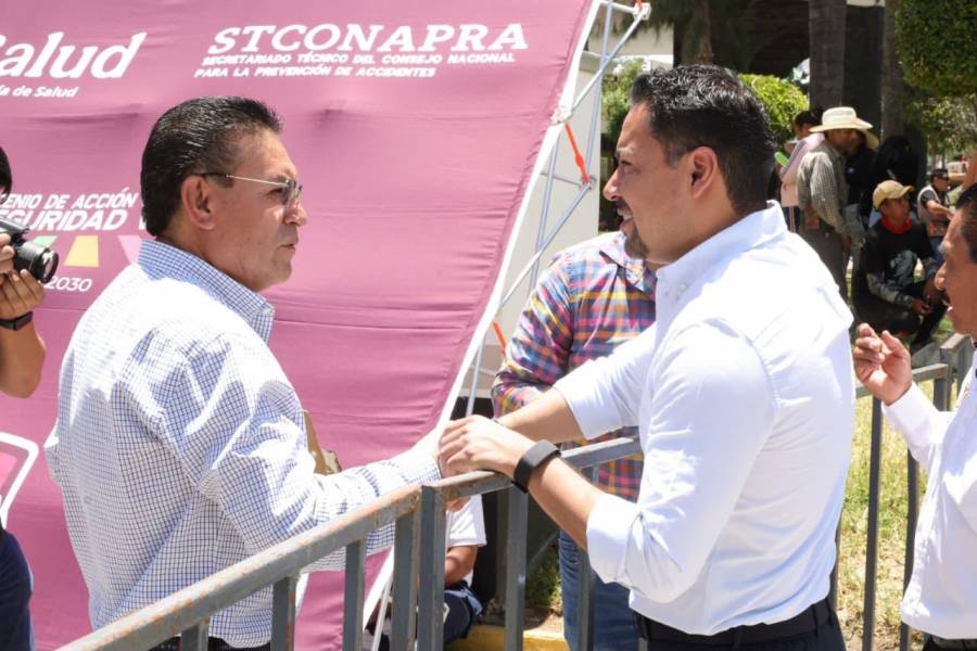 Andr&eacute;s Villegas acompa&ntilde;a a Armenta a la entrega de apoyos en Quecholac y Huixcolotla