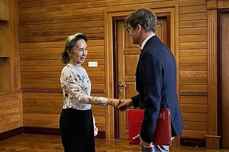 La nobel birmana detenida Aung San Suu Kyi se reúne con delegado de la Cruz Roja