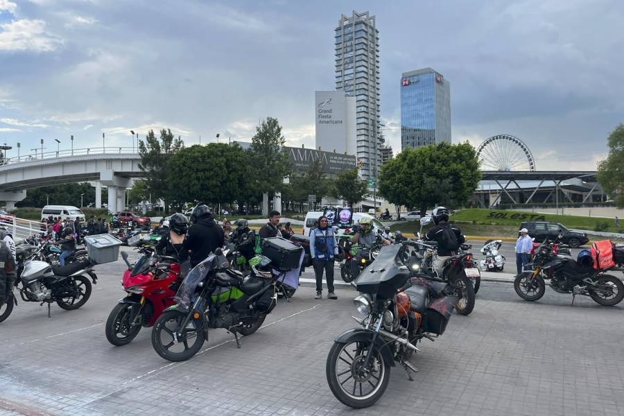 Gobierno de Puebla dialoga con motociclistas sobre la Ley Casco; defiende uso de c&oacute;digo QR para reforzar el registro