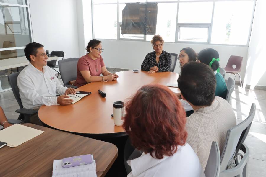 Tere Alfaro preside mesa de trabajo por adolescentes