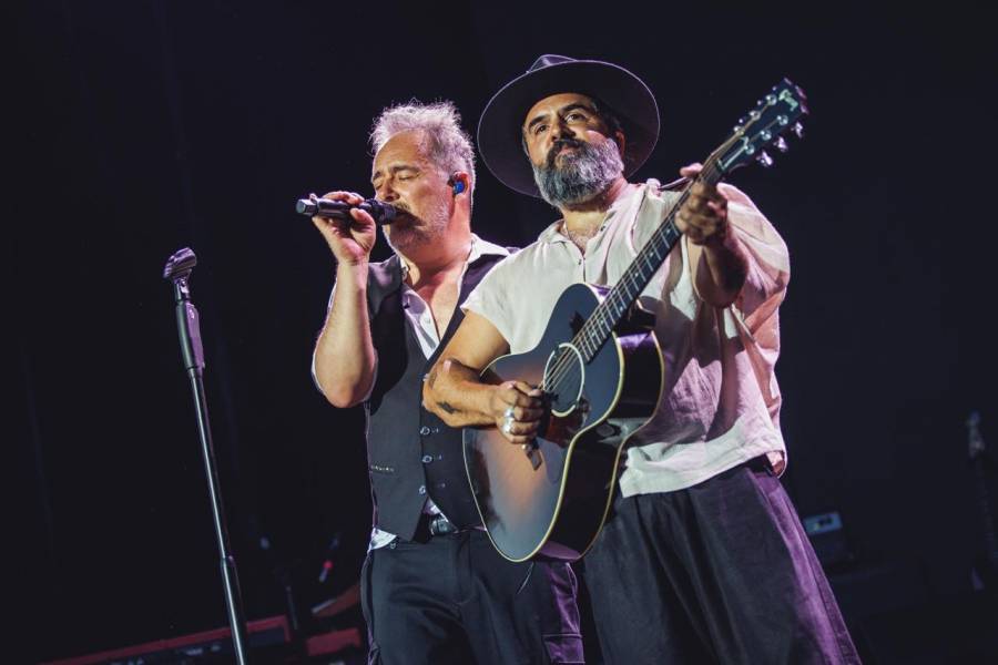 Love of Lesbian estrena «&Aacute;mame lindo» con la producci&oacute;n de Camilo Lara y tras agotar su tercer Auditorio Nacional