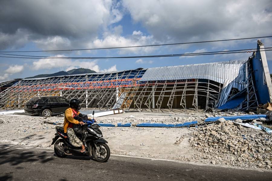 Miles de damnificados aguardan ayuda tras el terremoto de Indonesia