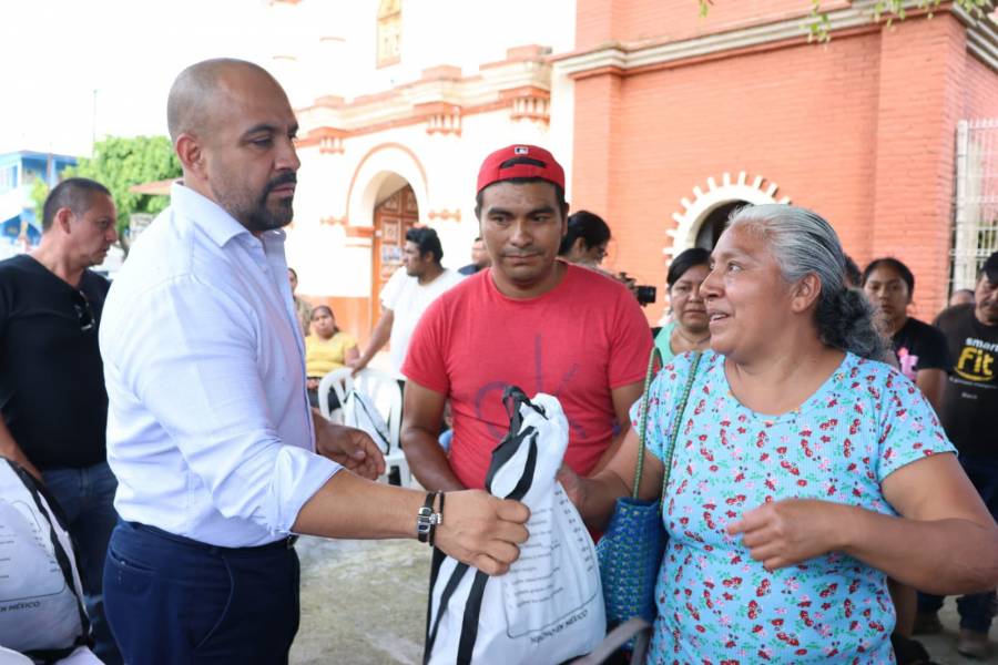 Acompa&ntilde;a y apoya SEDIF a familias de Tlaola ante deslaves