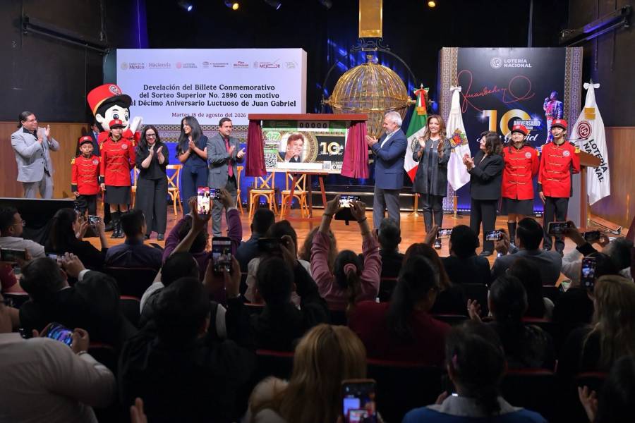 La titular de Loter&iacute;a, Olivia Salom&oacute;n, y el Gobernador de Michoac&aacute;n, Alfredo Ram&iacute;rez, develan billete en honor a Juan Gabriel “el amor eterno de M&eacute;xico”