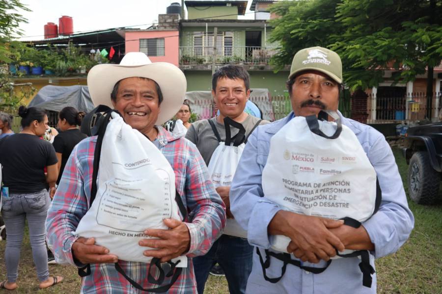 Acompa&ntilde;a y apoya SEDIF a familias de Tlaola ante deslaves