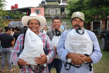 Acompa&ntilde;a y apoya SEDIF a familias de Tlaola ante deslaves