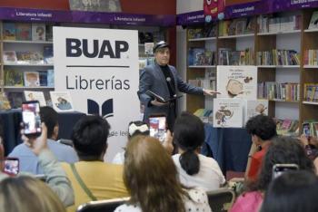 Presenta Mario Iv&aacute;n Mart&iacute;nez colecci&oacute;n de cuentos infantiles en la Librer&iacute;a CCU