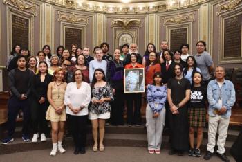 Reconocen en el Congreso del Estado a la escritora Kyra Galv&aacute;n