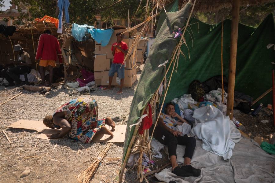 Espa&ntilde;a abre centros de acogida para los migrantes que siguen en Ceuta