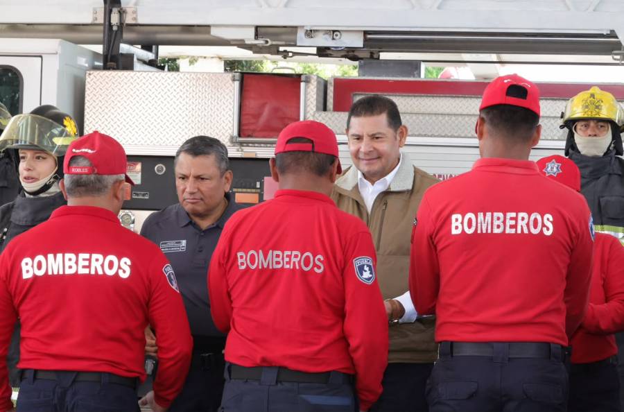 Con vivienda y equipamiento, Gobierno Estatal reconoce entrega heroica de bomberos