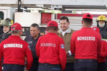 Con vivienda y equipamiento, Gobierno Estatal reconoce entrega heroica de bomberos
