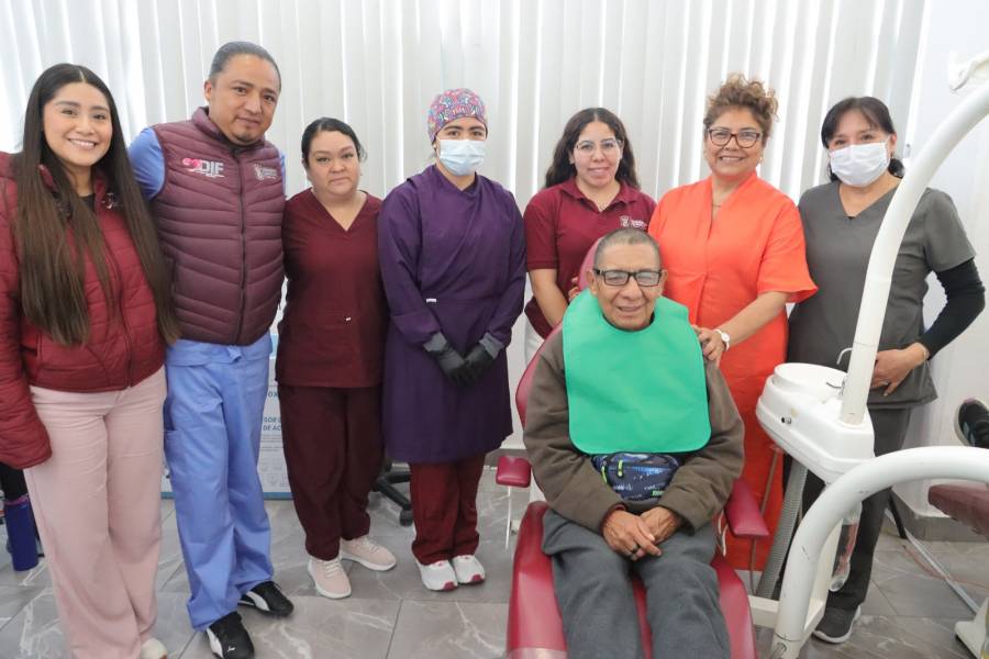 Tere Alfaro entrega pr&oacute;tesis sin costo a ciudadano