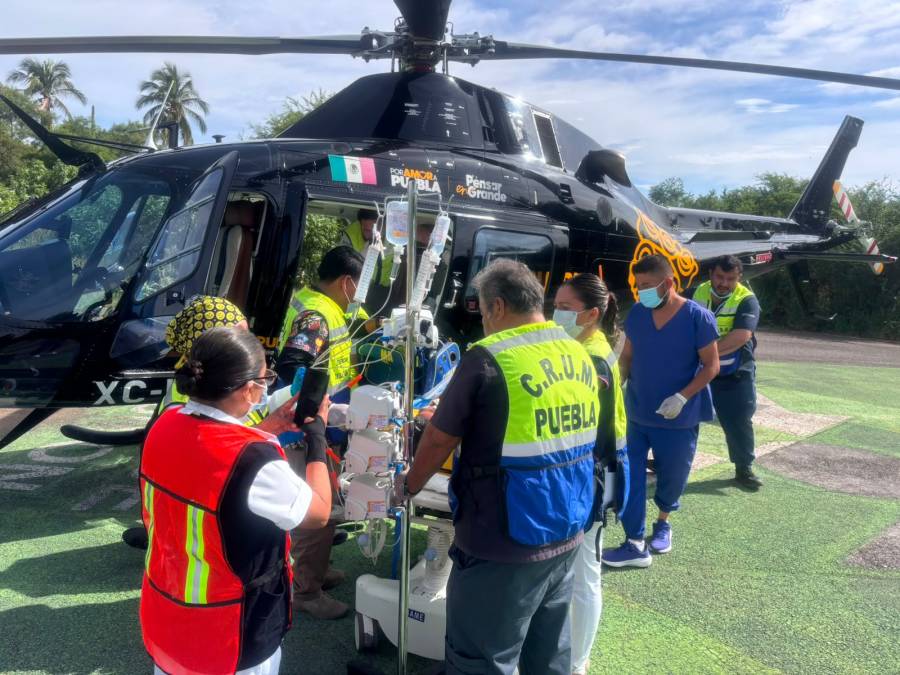 Trasladan v&iacute;a a&eacute;rea a paciente de Acatl&aacute;n a Puebla para recibir atenci&oacute;n especializada