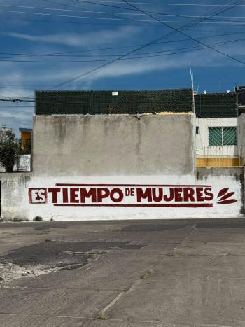 Aparecen bardas con “Es tiempo de mujeres” rumbo a elecci&oacute;n de 2027 en Puebla