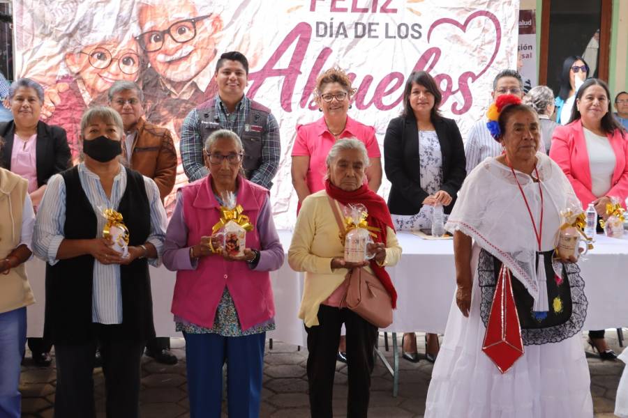 Omar Mu&ntilde;oz y Tere Alfaro celebran a los abuelitos de San Lorenzo Almecatla