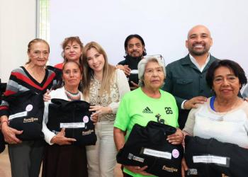 Puebla, lista para las Olimpiadas de Oro 2026; Ceci Arellano entrega uniformes a delegaci&oacute;n estatal