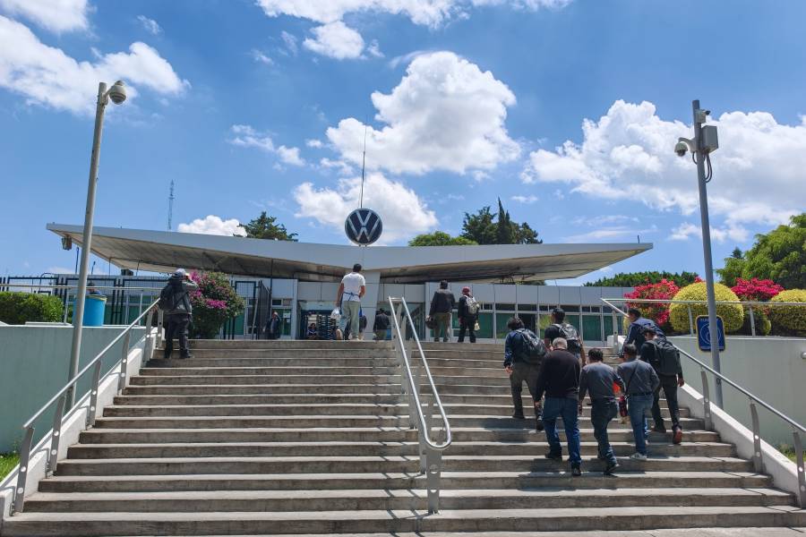 Volkswagen anuncia ajuste de producci&oacute;n y crece incertidumbre por despidos en Puebla