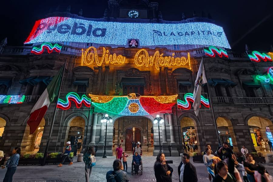 Fiestas patrias iluminan 13 puntos del Centro Hist&oacute;rico de Puebla