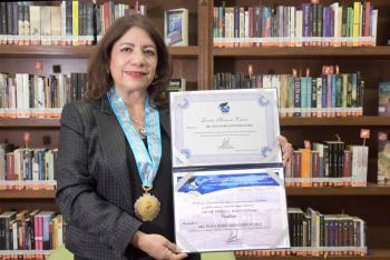 Acad&eacute;mica de FFyL-BUAP recibe Doctorado Honoris Causa por la OIICE