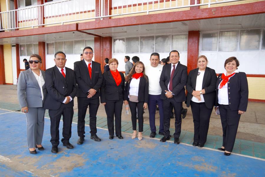 Encabeza alcalde de Texmelucan entrega simb&oacute;lica de libros de texto gratuitos