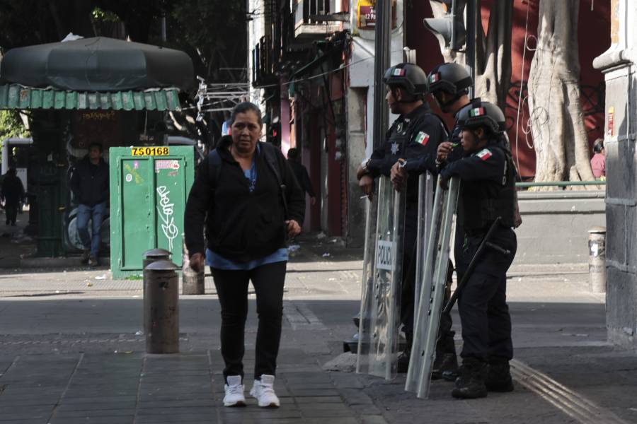 Operativo retira ambulantes y franeleros del corredor 5 de Mayo en Puebla