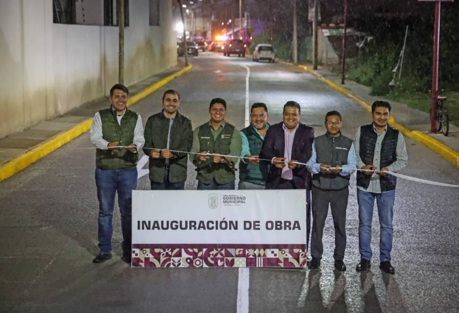Omar Mu&ntilde;oz entrega reconstrucci&oacute;n de la calle Tlaxcala
