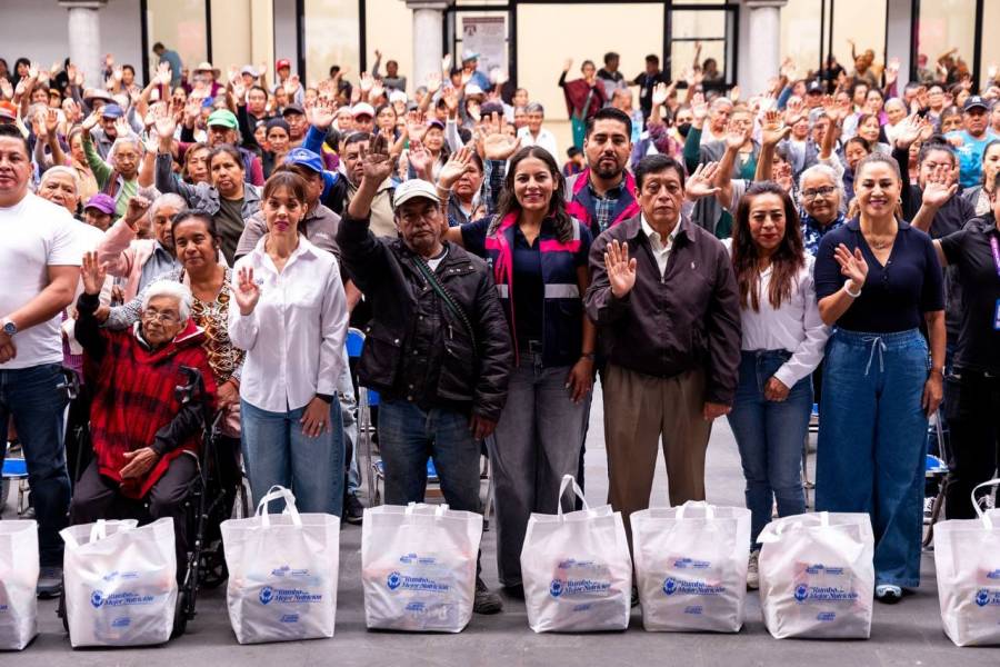 Acerca Lupita Cuautle apoyos alimentarios a m&aacute;s de 3 mil familias de San Andr&eacute;s Cholula