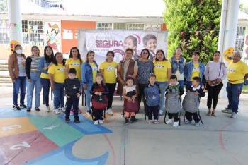 Tere Alfaro contin&uacute;a entrega de apoyos de “Escuela Segura 2026”