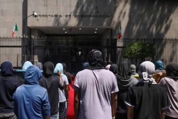 Rosa Icela y Garc&iacute;a Harfuch supervisan Centro de Mando y dialogan con normalistas de Ayotzinapa