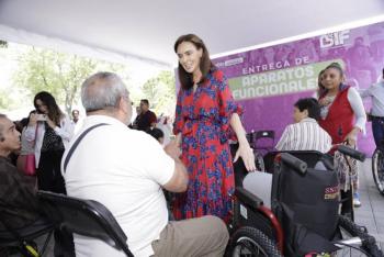 Entrega MariElise Budib aparatos funcionales a personas con discapacidad