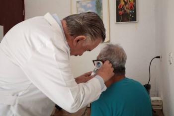 Benefician a m&aacute;s de 50 personas adultas mayores con jornada de salud auditiva en Casa del Abue