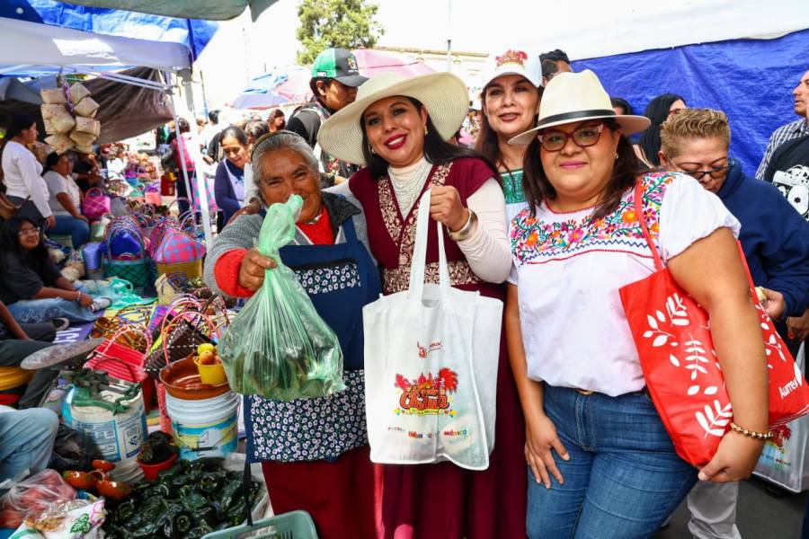 Encabeza Tonantzin Fern&aacute;ndez una exitosa edici&oacute;n m&aacute;s del tradicional Trueque de San Pedro Cholula