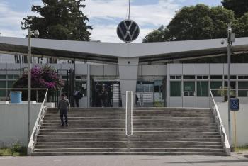 Volkswagen programa paros en sus tres turnos para votaci&oacute;n de convenio salarial