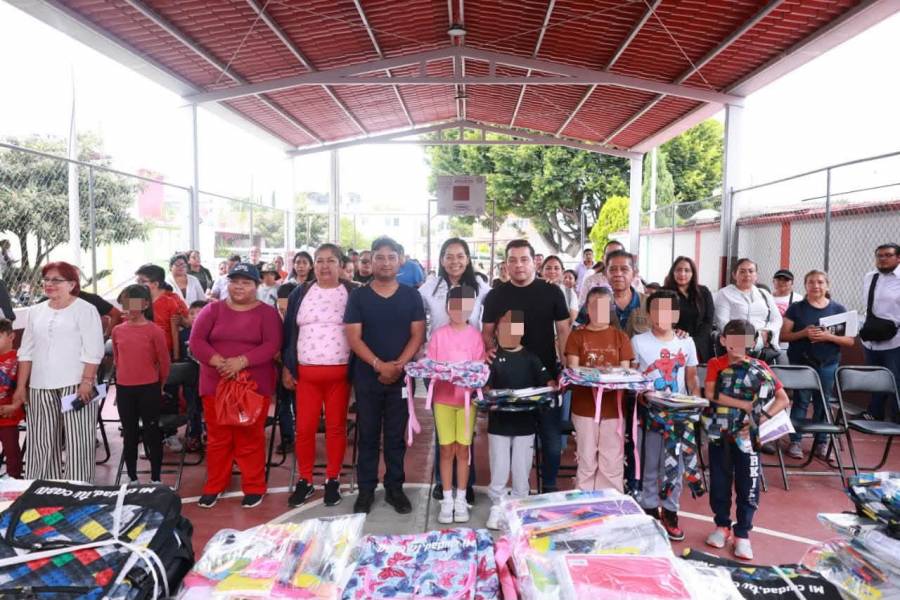 Entrega Ariadna Ayala kits escolares para ayudar en la econom&iacute;a de las familias de Atlixco