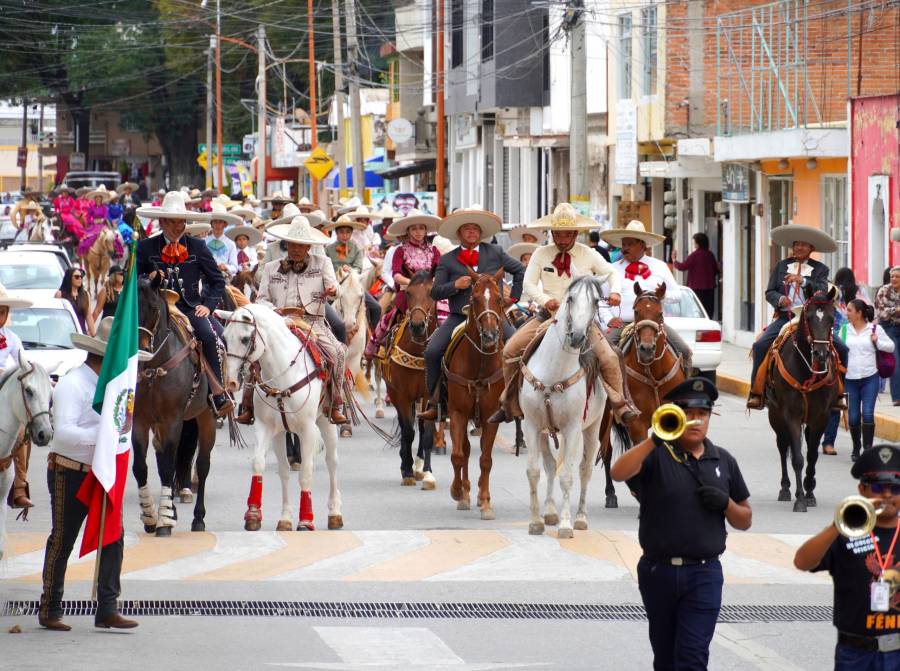 Gobierno de Texmelucan conmemora el D&iacute;a Nacional del Charro con desfile