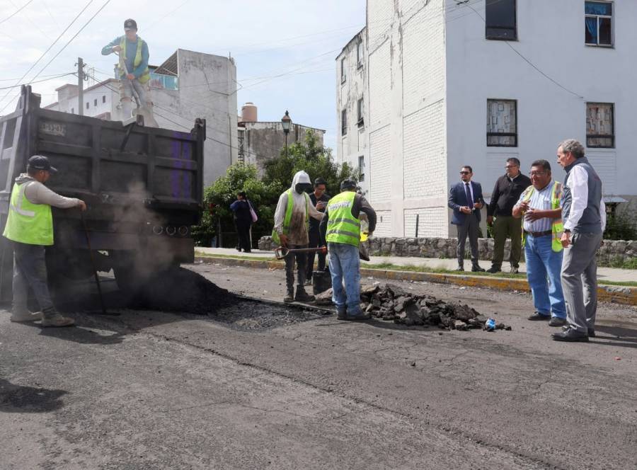 Supervisa Pepe Chedraui labores de bacheo en colonia La Noria