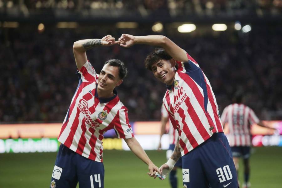 Chivas toma el liderato tras imponerse 3-0 a Pumas