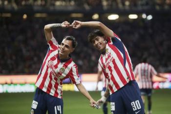 Chivas toma el liderato tras imponerse 3-0 a Pumas