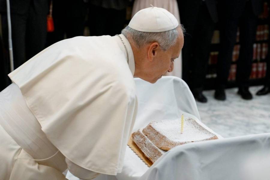 Papa León XIV celebra su  cumpleaños 71 con llamado a la paz y la unidad