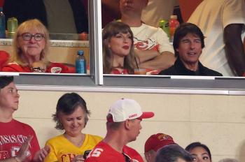 Taylor Swift acompa&ntilde;a a Travis Kelce en el inicio de temporada de la NFL