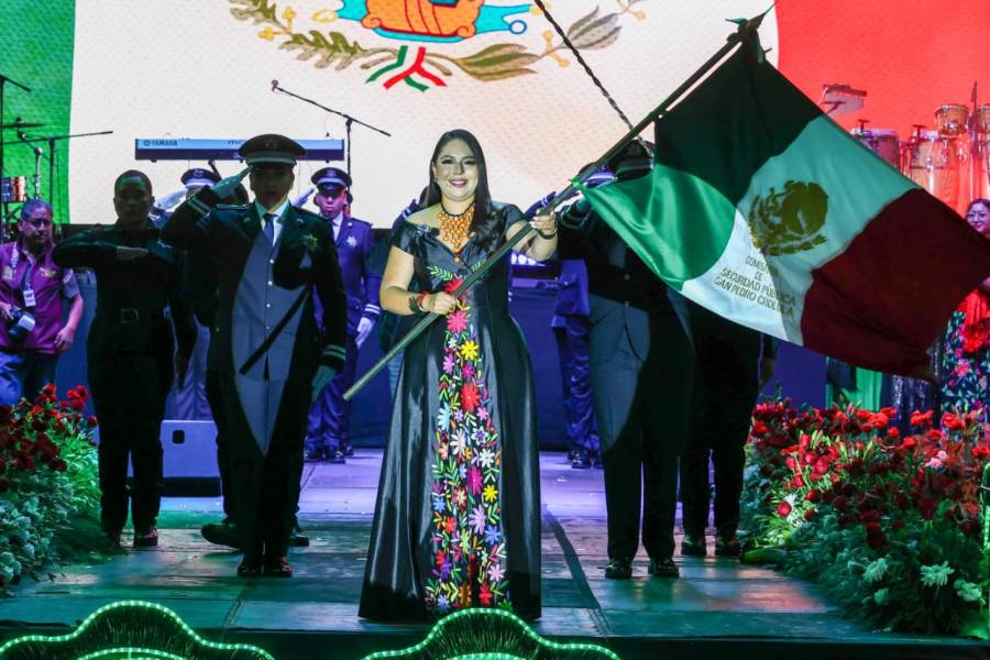 Ante una Plaza de la Concordia abarrotada, Tonantzin Fern&aacute;ndez da el Grito de Independencia