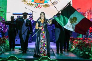 Ante una Plaza de la Concordia abarrotada, Tonantzin Fern&aacute;ndez da el Grito de Independencia