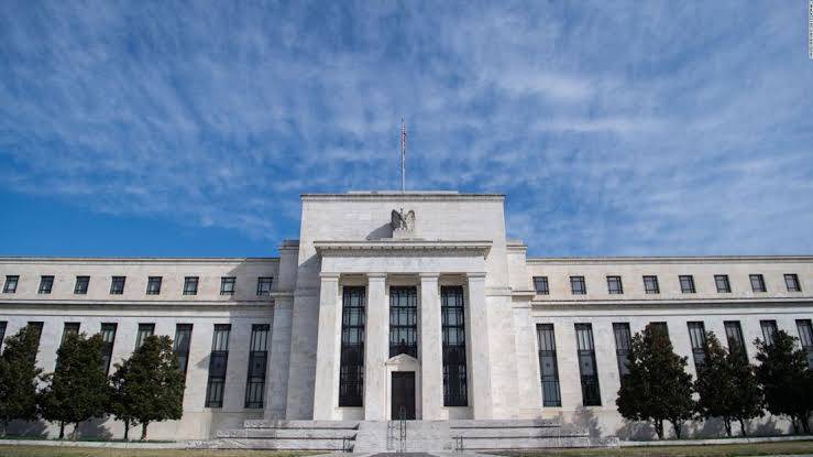 Reserva Federal sube tasas de interés por primera vez desde 2023