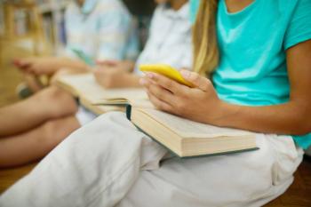 Marcos Castro alista iniciativa para regular uso de celulares en escuelas de Puebla