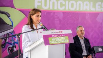 MariElise Budib entrega 60 aparatos funcionales y auditivos como parte de las acciones de inclusi&oacute;n del SMDIF