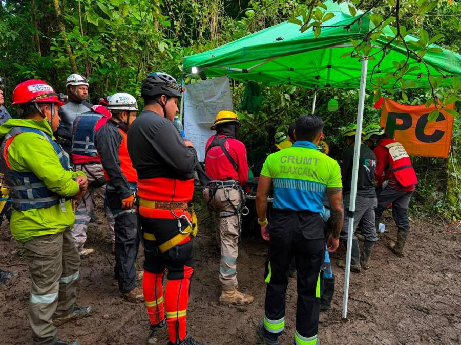 Bajan niveles de agua, prev&eacute;n retomar en octubre rescate de cuerpos en grutas de Chichicazapan