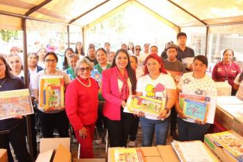 Impulsa Tonantzin Fern&aacute;ndez educaci&oacute;n de la ni&ntilde;ez cholulteca con entrega de libros de texto